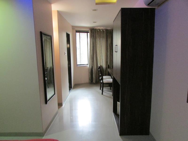 Oyo 49867 Hotel Kalpana Residency Mumbai Exterior foto